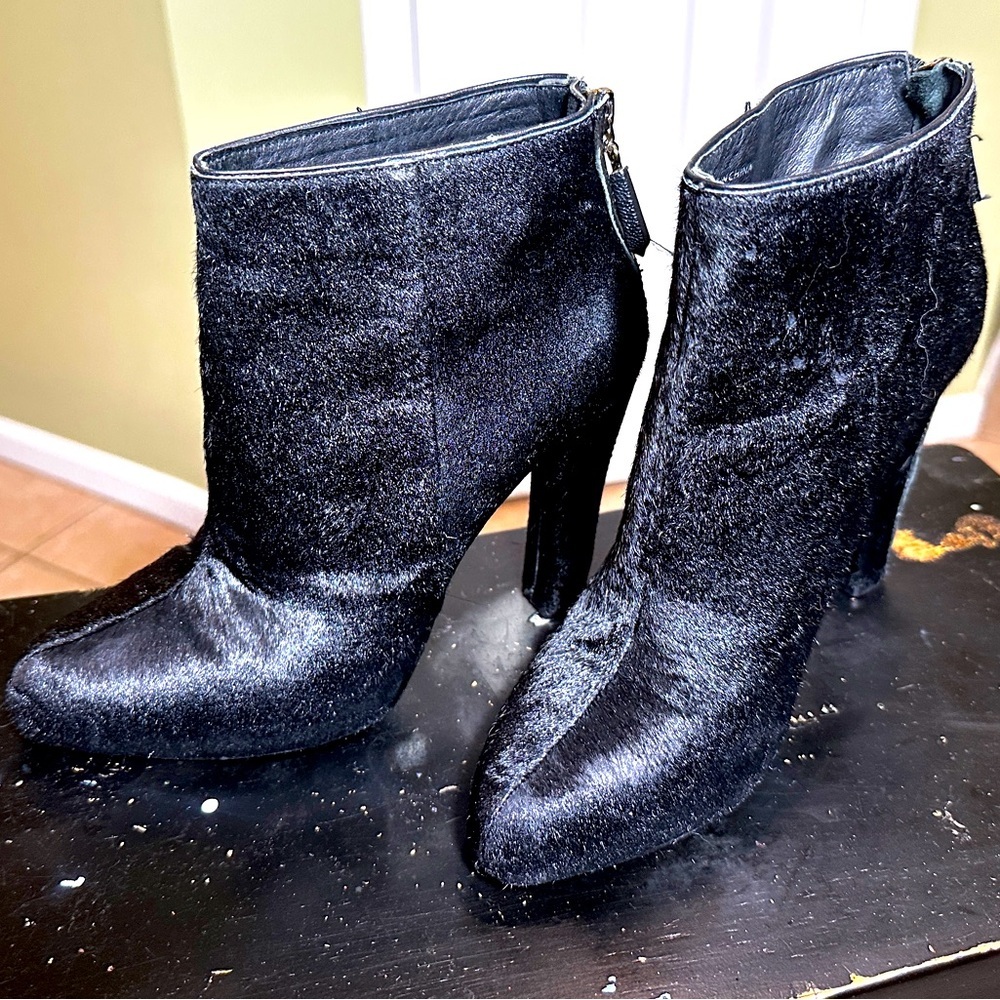 Juicy Couture Calf Fur Black Zip Heeled Booties Sz 8.5 like NEW ankle boots